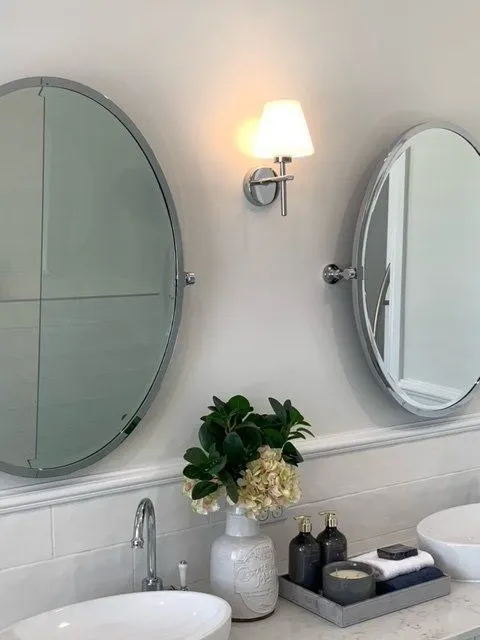 Bathroom wall light